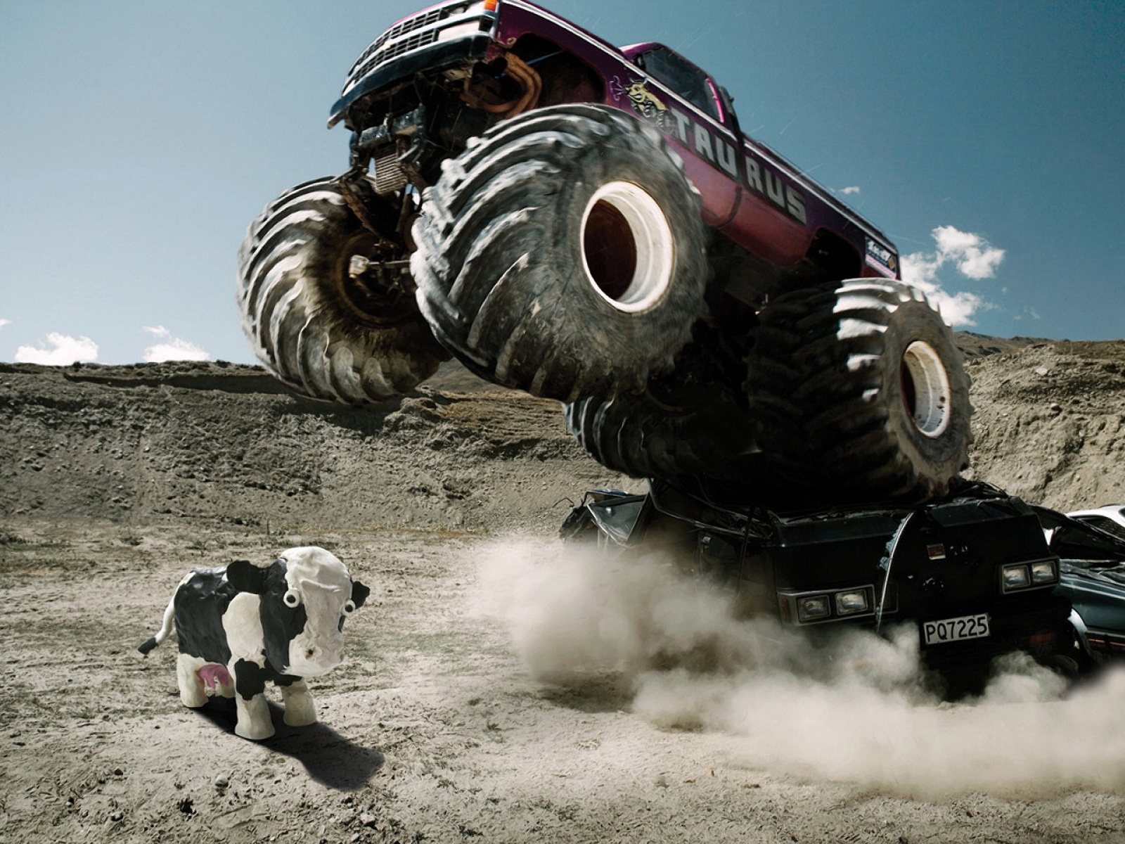 Fond d'ecran Monster truck face  une vache