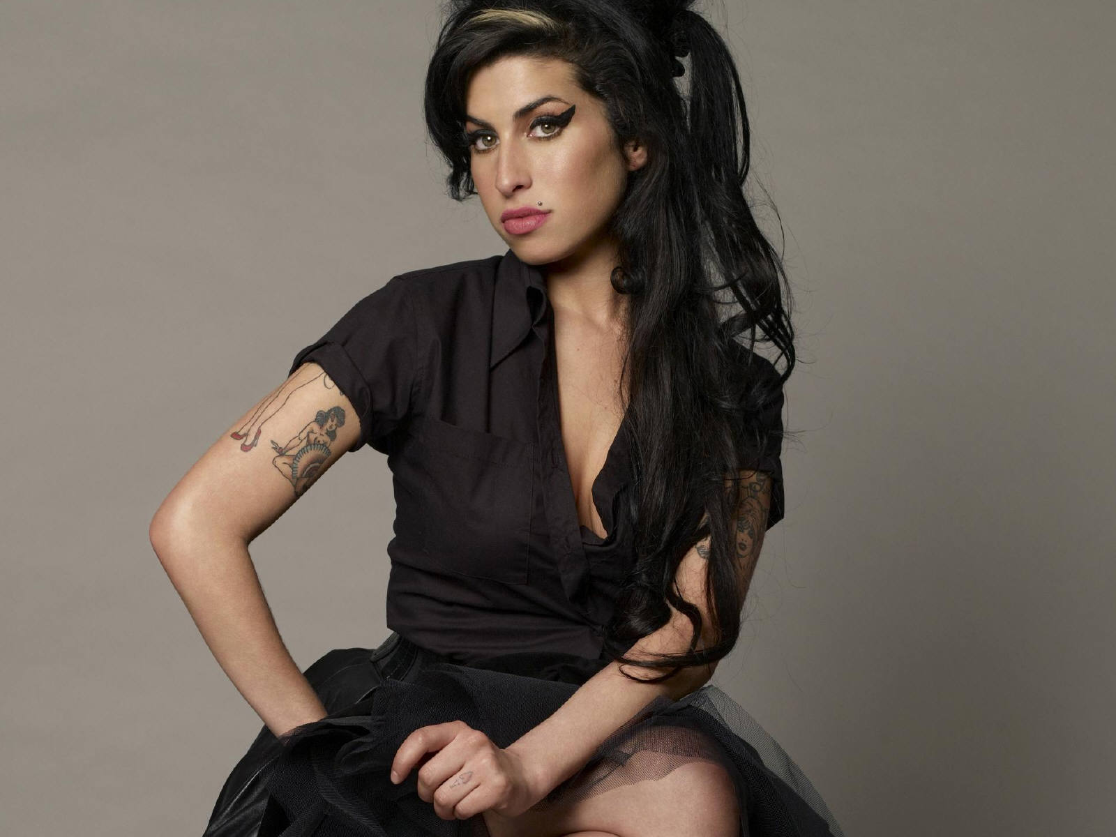 Fond d'ecran Amy Winehouse in black - Wallpaper