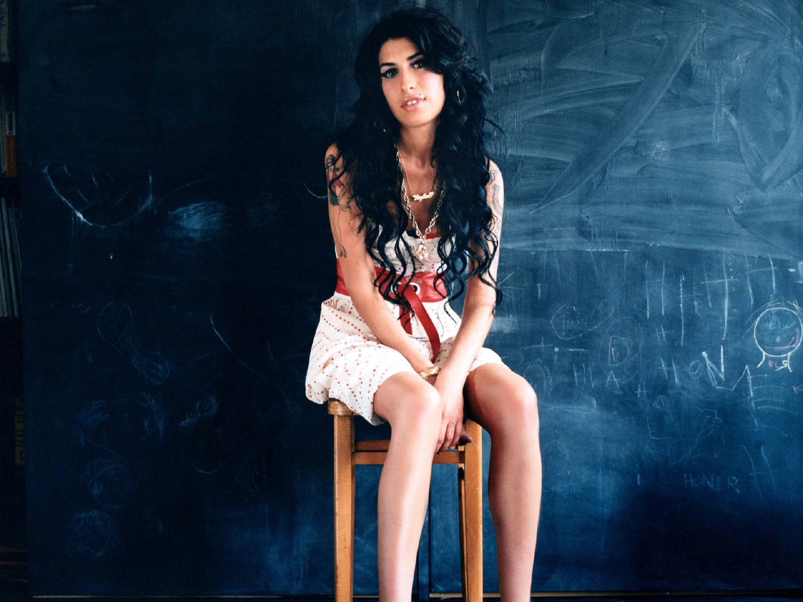 Fond d'ecran Amy Winehouse assise