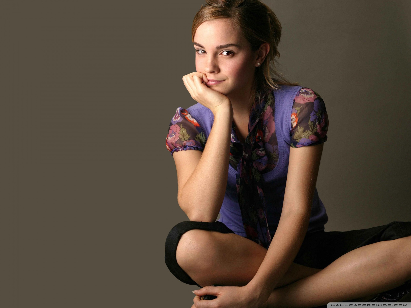 Fond d'ecran Emma Watson assise