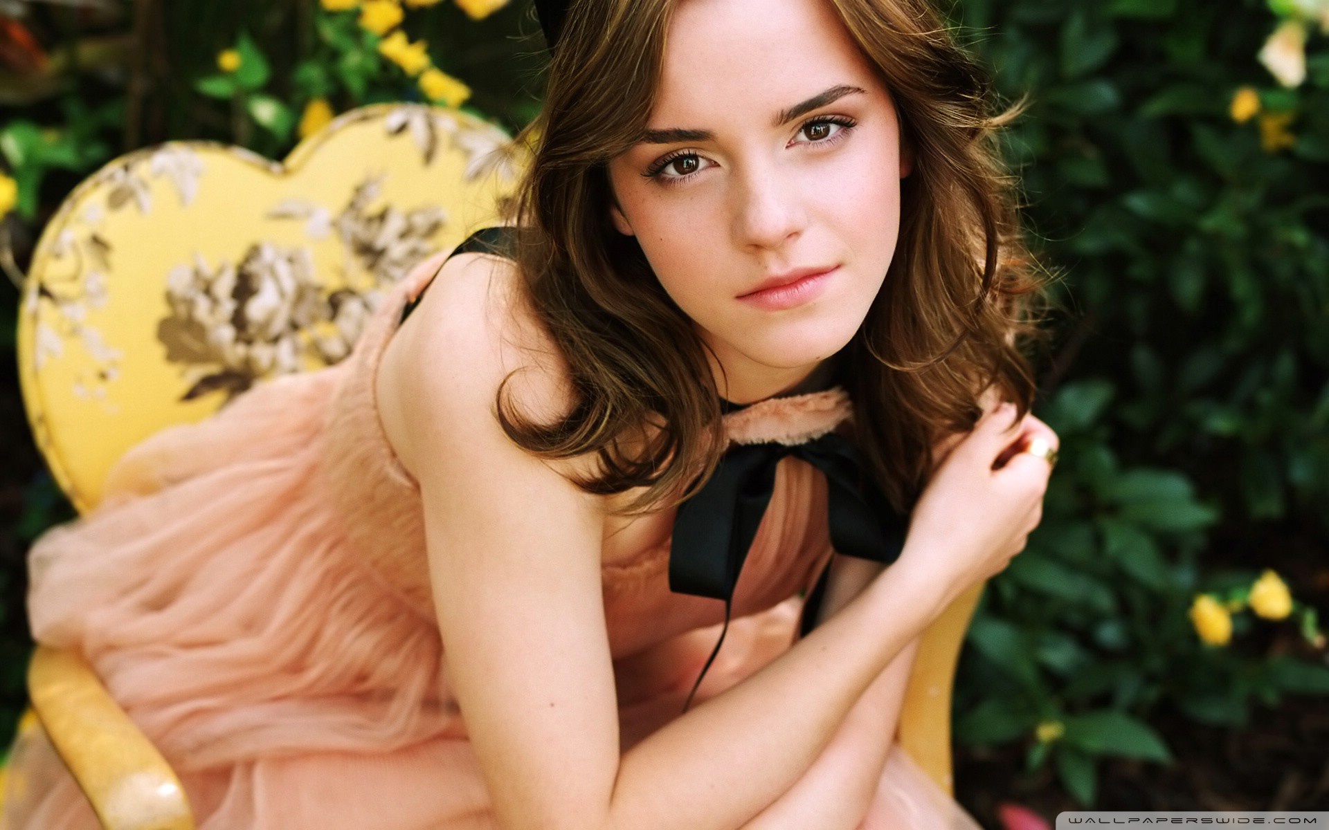 Fond d'ecran Emma Watson chaise
