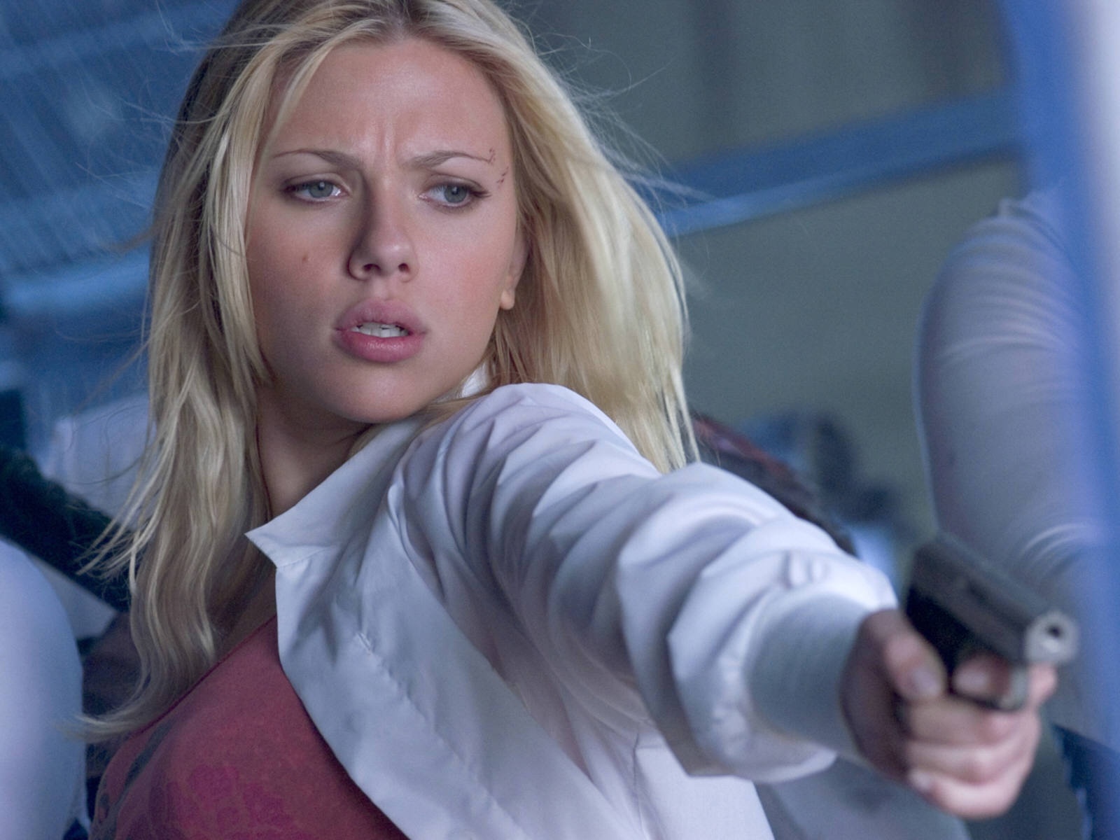 Fond d'ecran Scarlett Johansson arme  feu