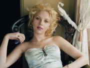 Scarlett Johansson assise