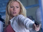 Scarlett Johansson arme  feu