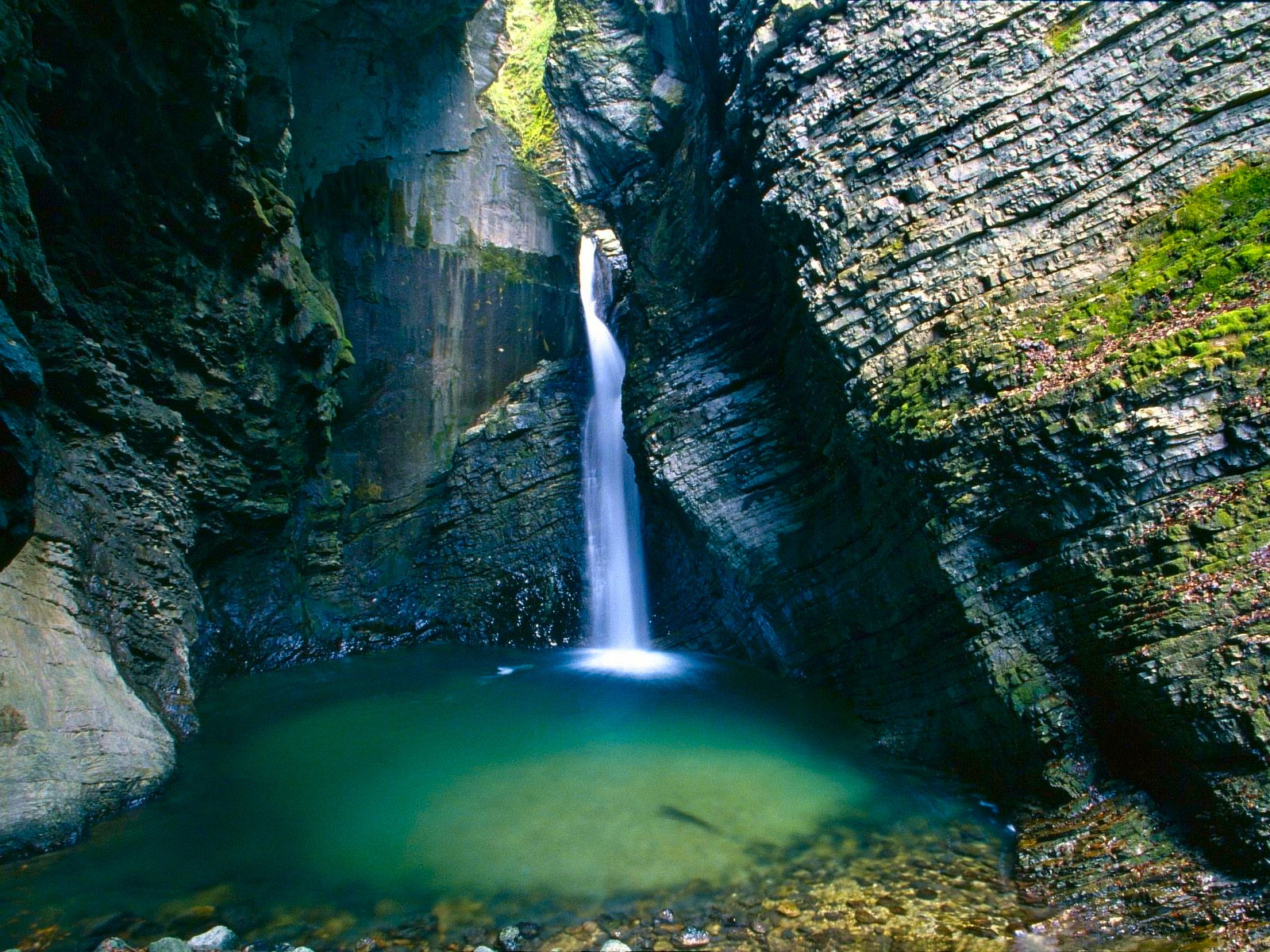 Fond d'ecran Chute d'eau grotte