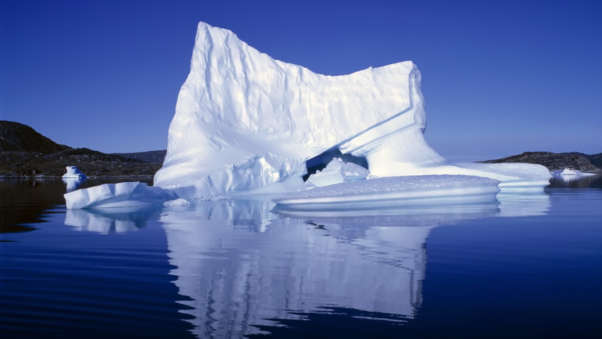 Fond d'ecran Iceberg mer plate