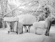 Chaises et table sous la neige