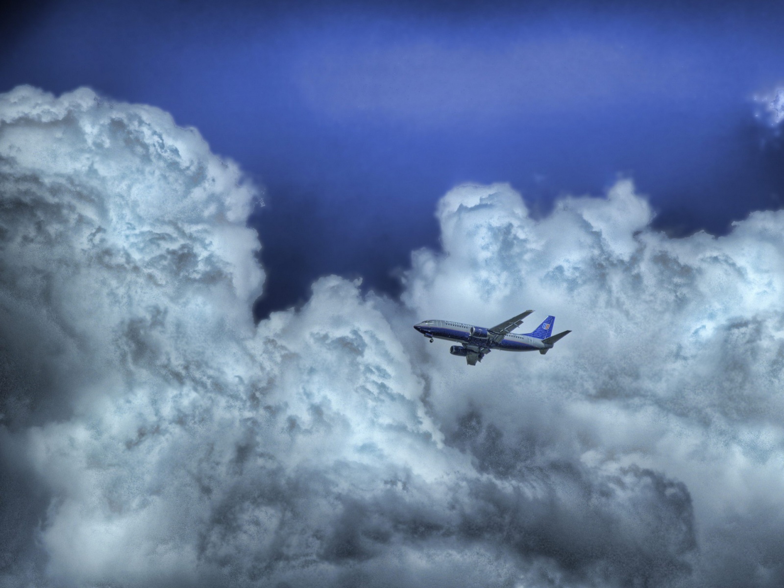 Fond d'ecran Avion  travers les nuages