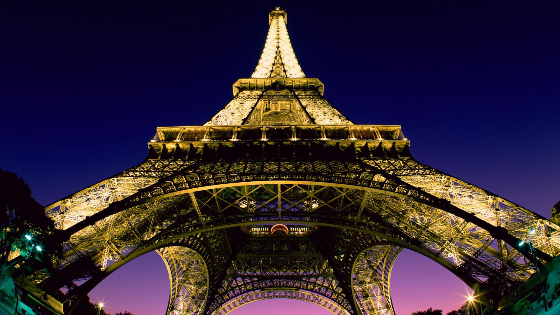 Fond d'ecran Aux pieds de la Tour Eiffel