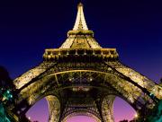 Aux pieds de la Tour Eiffel