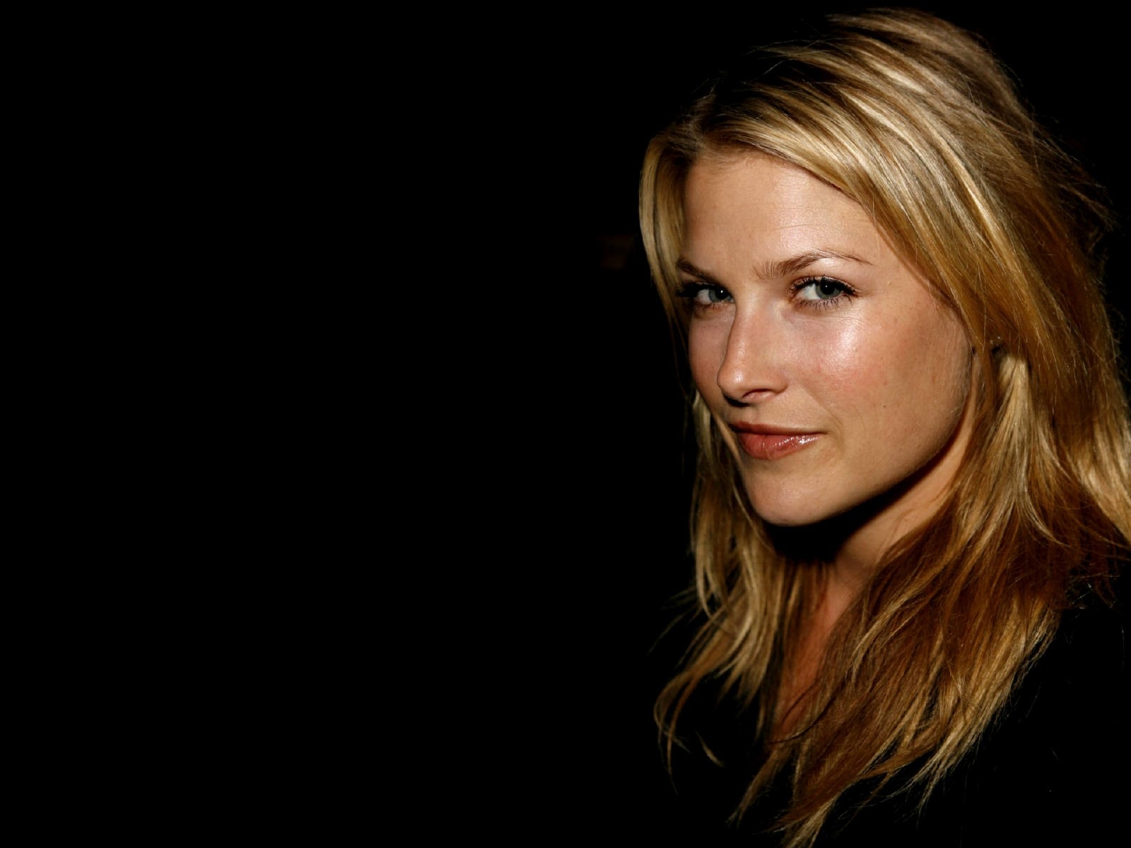 Fond d'ecran Ali Larter profil