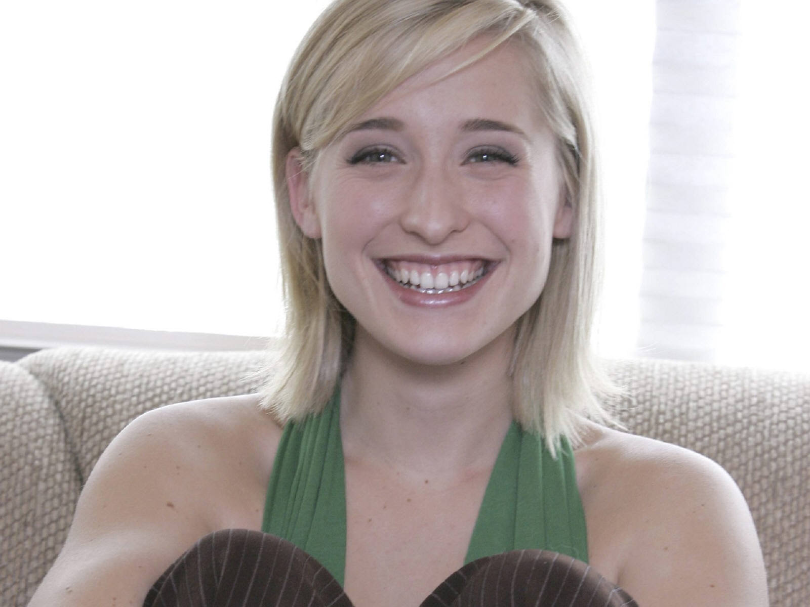 Fond d'ecran Allison Mack souriante