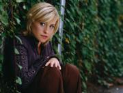 Allison Mack assise