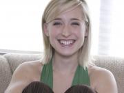 Allison Mack souriante