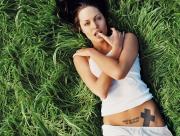 Angelina Jolie dans l'herbe