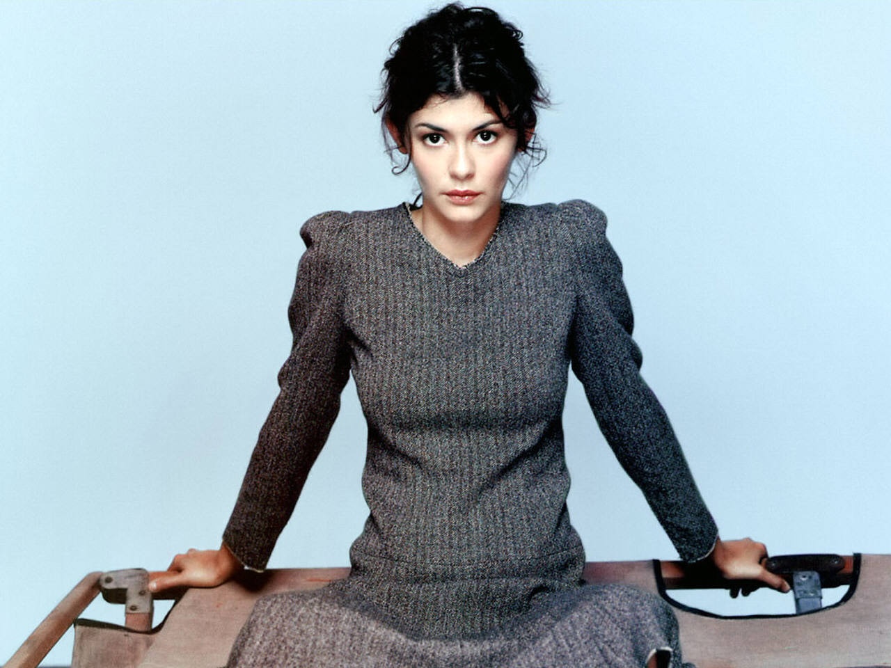 Fond d'ecran Audrey Tautou grise