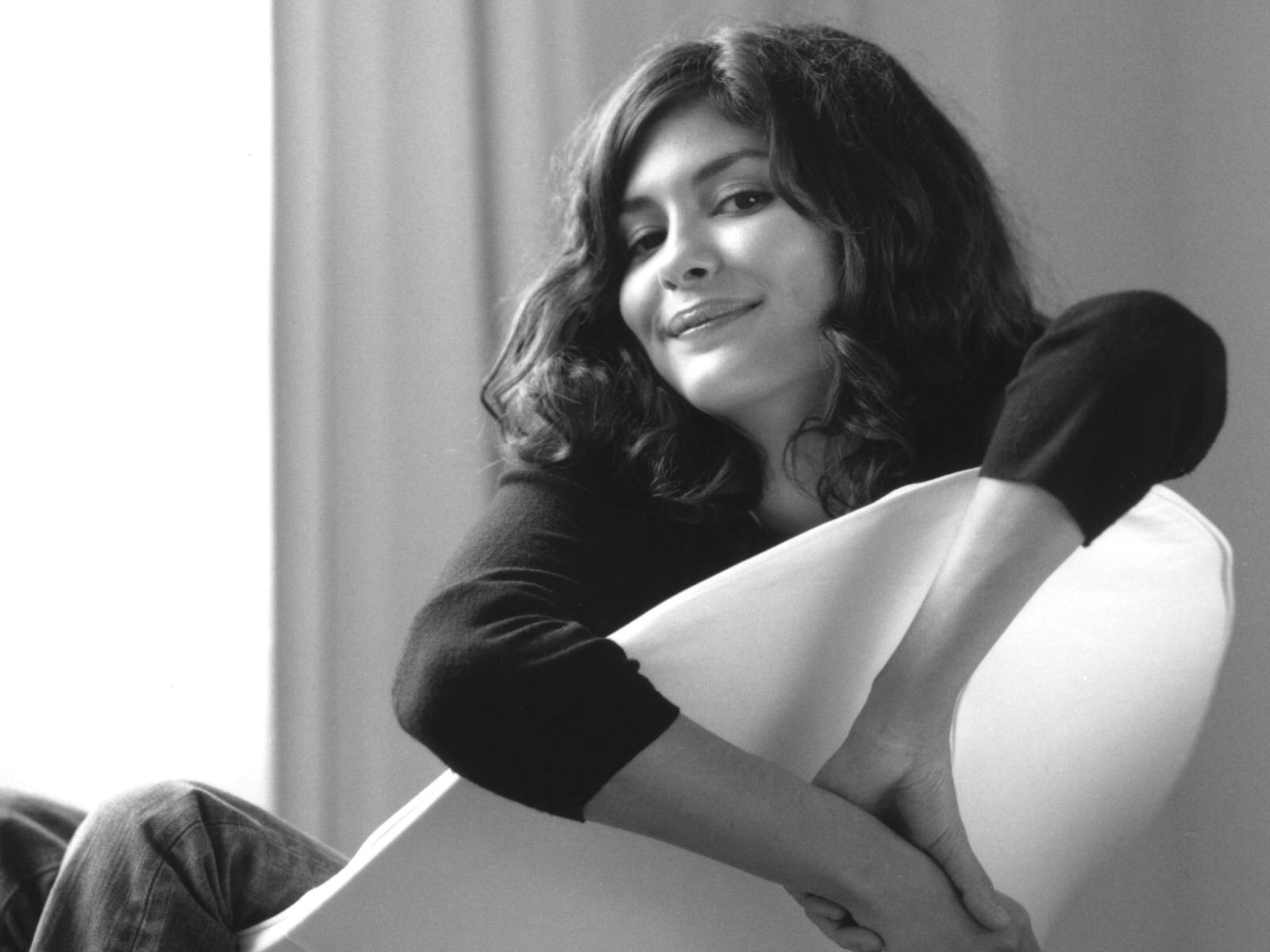 Fond d'ecran Audrey Tautou assise et souriante