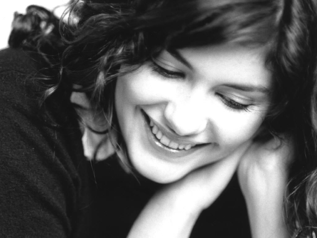 Fond d'ecran Audrey Tautou souriante