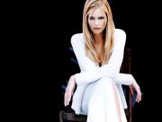 Claudia Schiffer en blanc