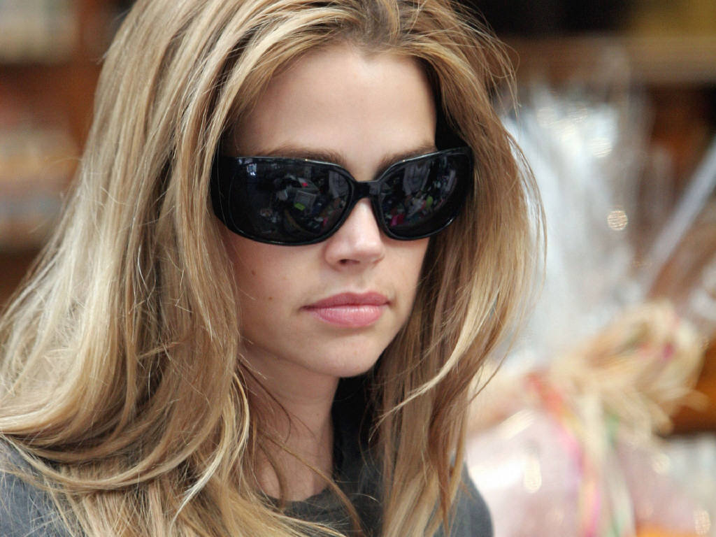 Fond d'ecran Denise Richards avec des lunettes