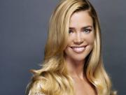 Denise Richards sourit