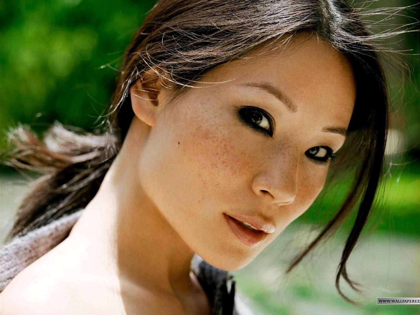 Fond d'ecran Lucy Liu zoom