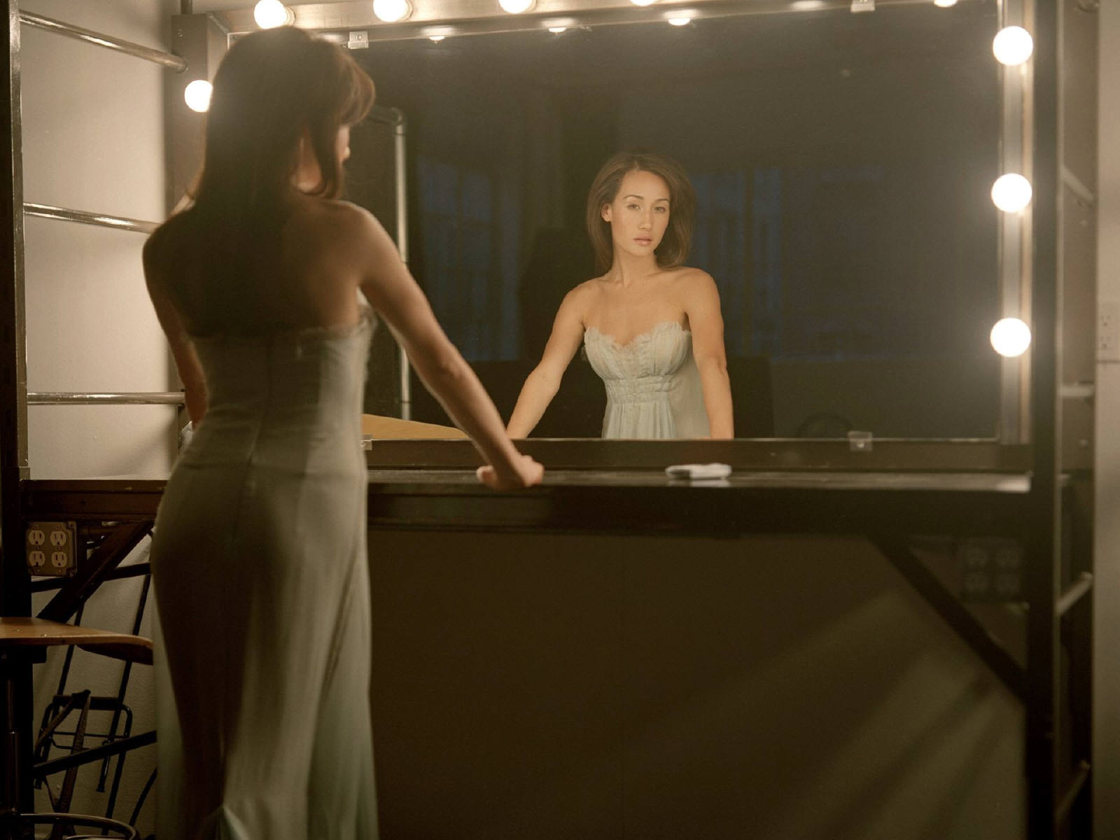 Fond d'ecran Maggie Q dans le miroir