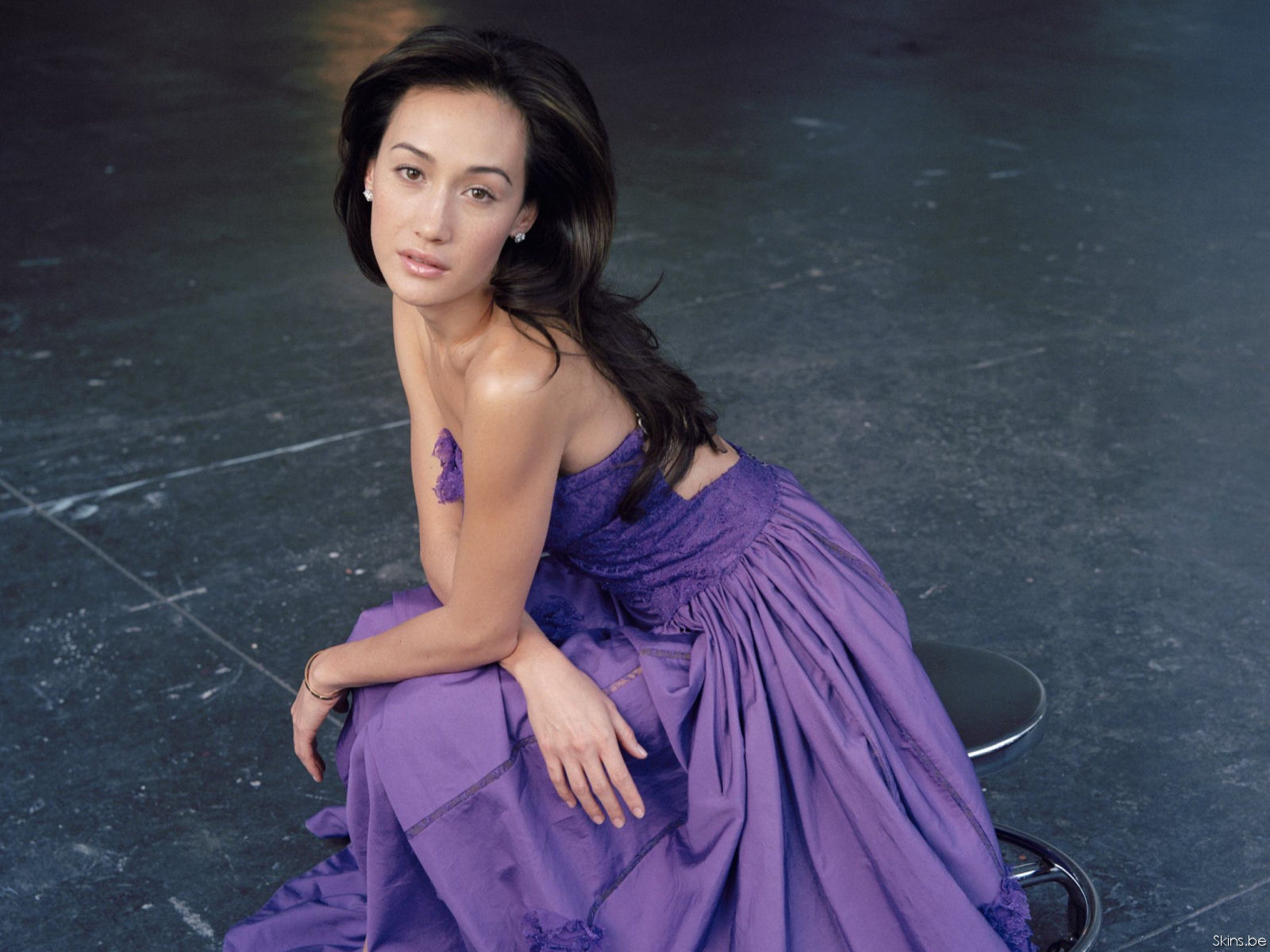 Fond d'ecran Maggie Q en robe violette