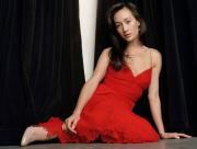 Maggie Q en robe rouge