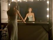 Maggie Q dans le miroir