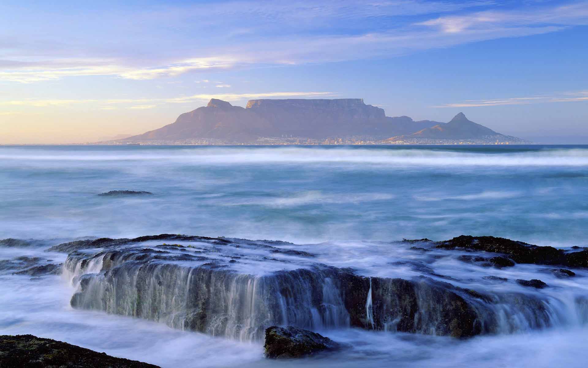 Fond d'ecran Chute d'eau en pleine mer