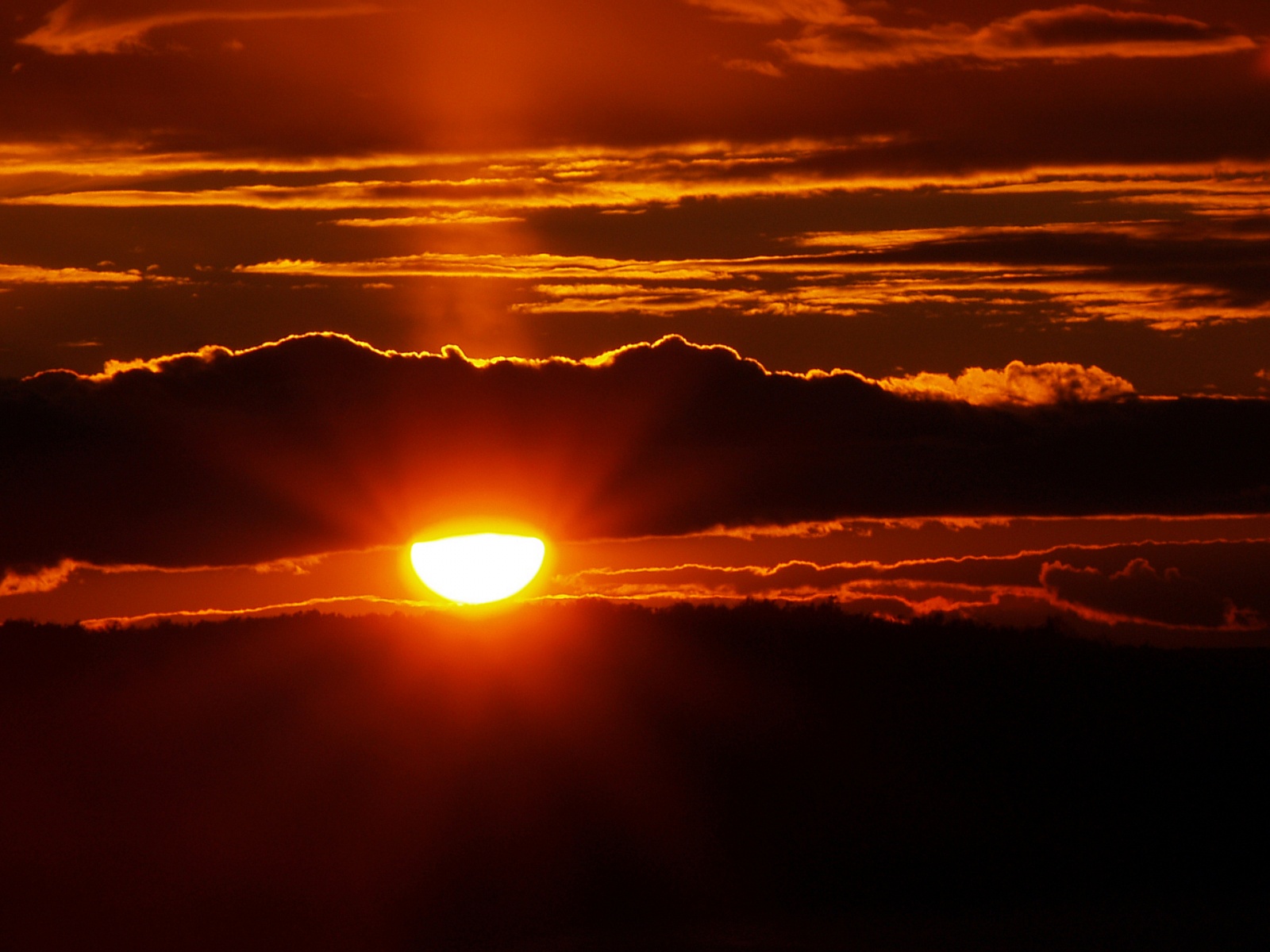 Fond d'ecran Soleil  travers les nuages