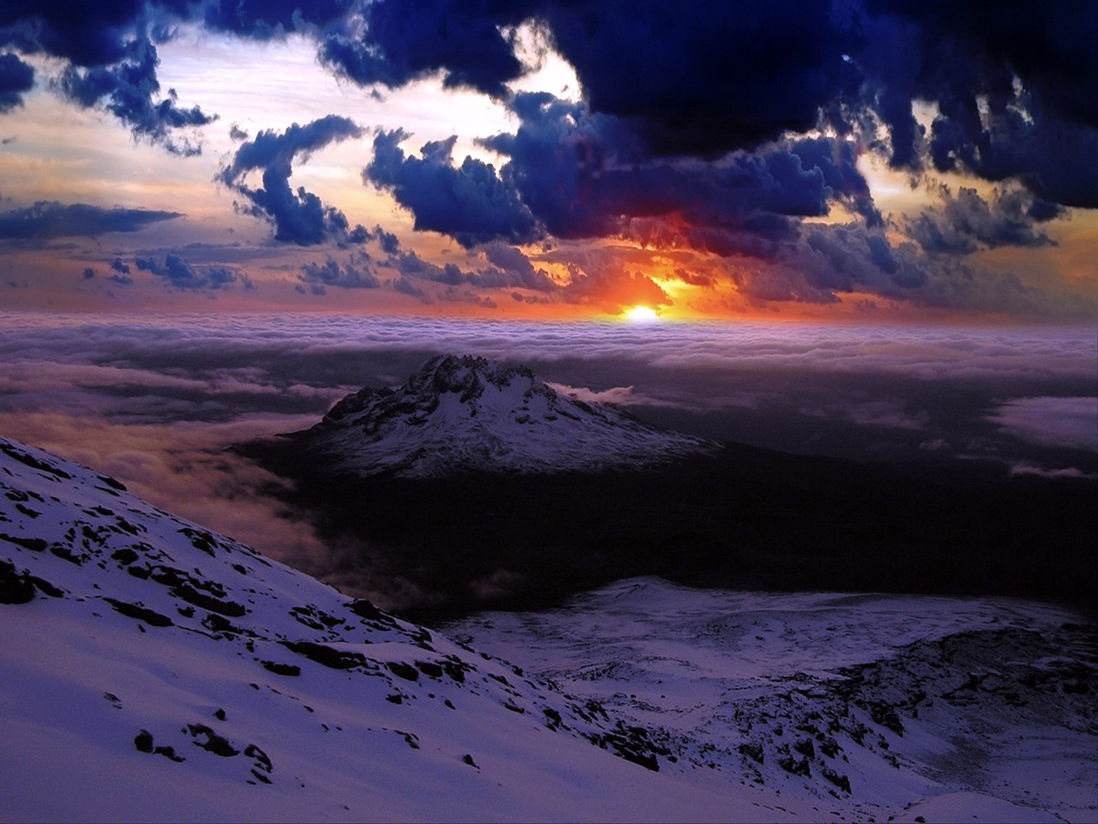 Fond d'ecran Couch de soleil au dessus des montagnes