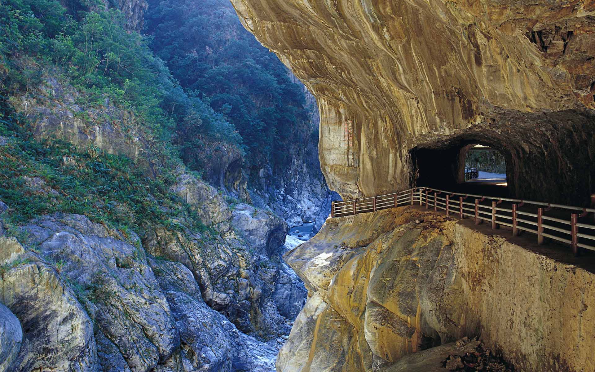 Fond d'ecran Tunnel dans la falaise