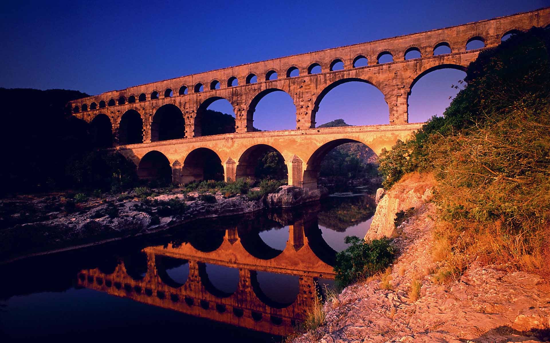 Fond d'ecran Viaduc au dessus d'un fleuve