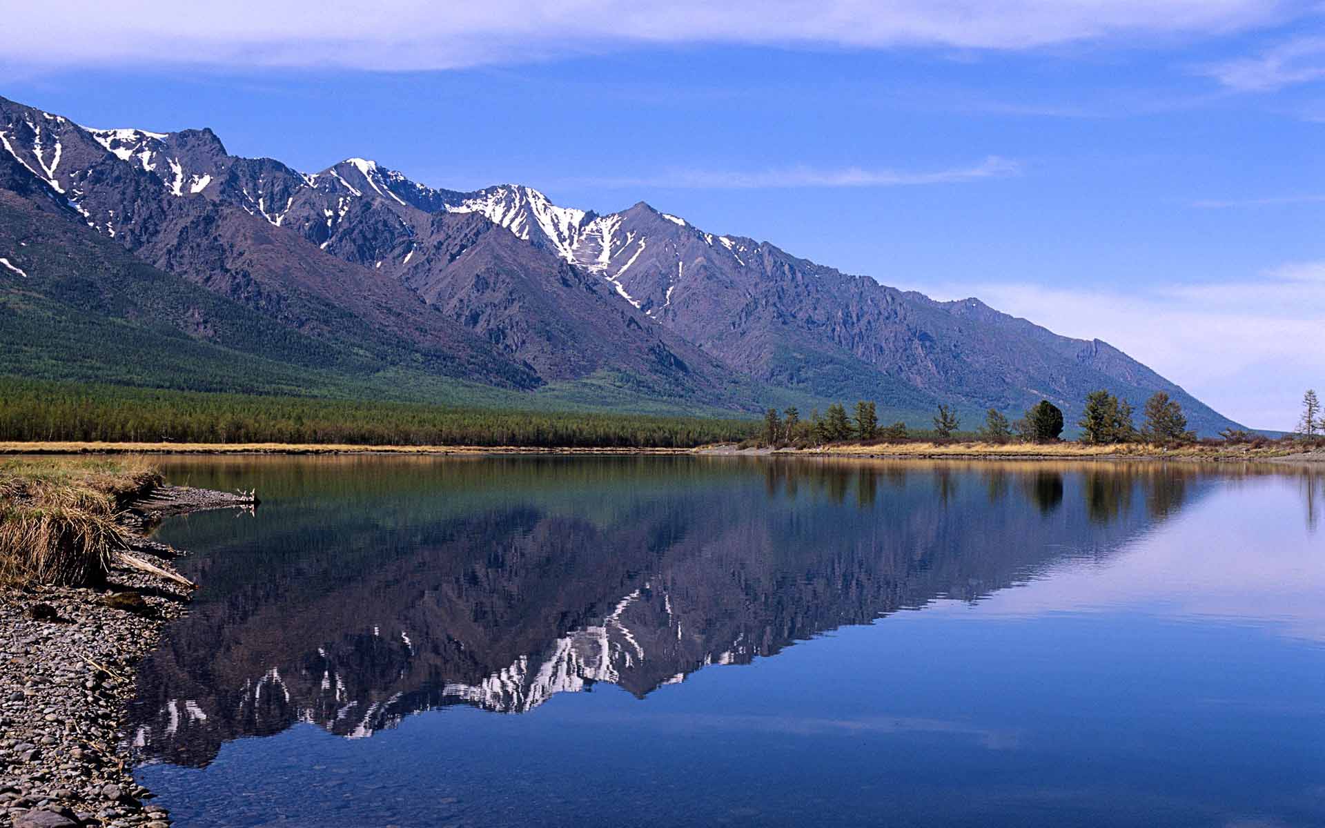 Fond d'ecran Montagne prs d'un lac