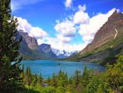 Lac entour de montagnes