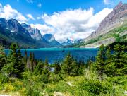 Lac entre falaises