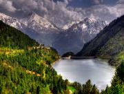 Lac barrage en montagne