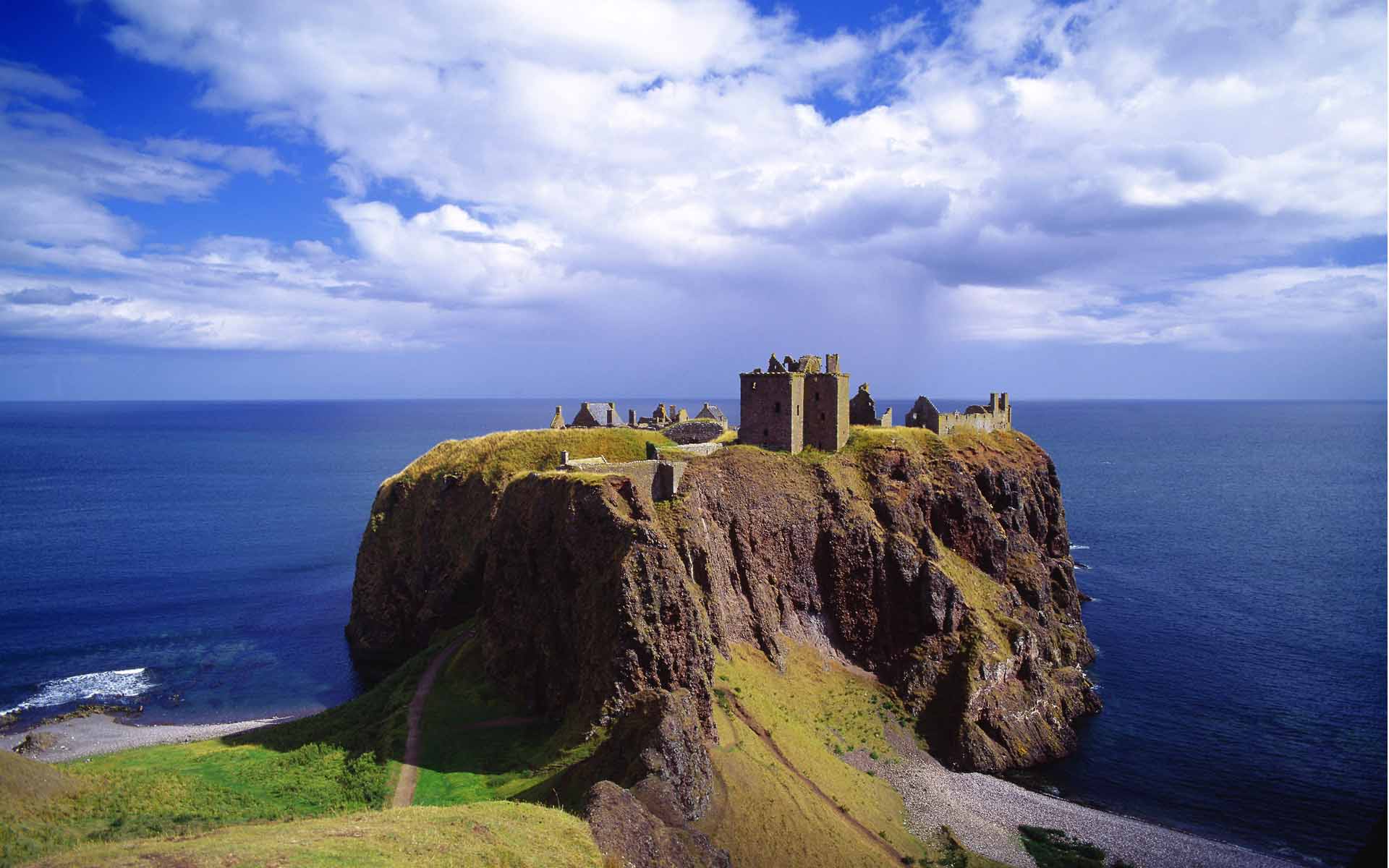 Fond d'ecran Chateau en Ecosse devant la mer