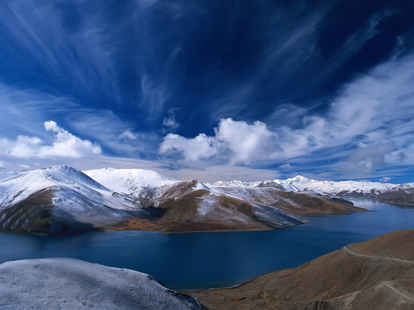 Fond d'ecran Longue chaine de montagnes Lac