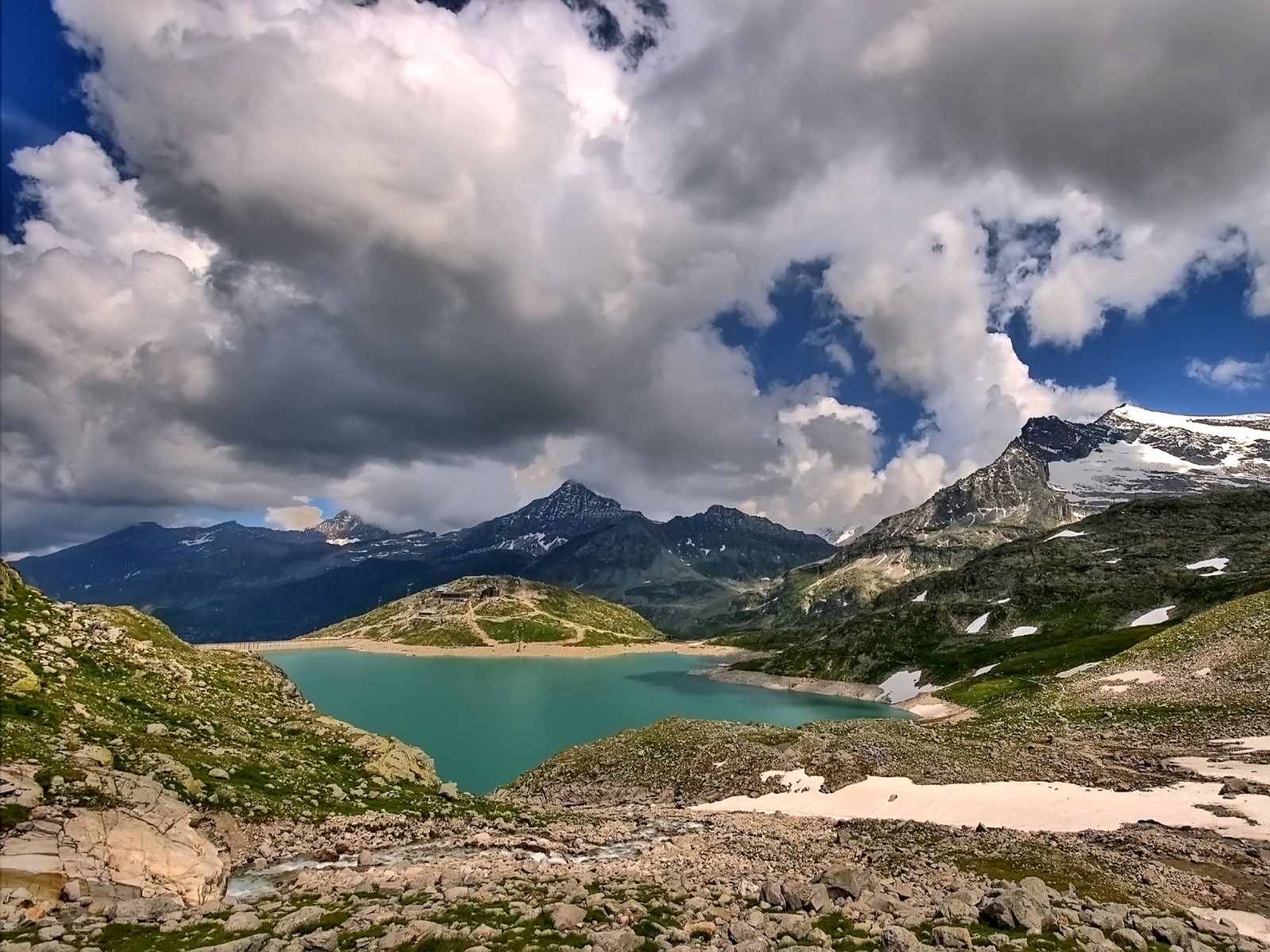 Fond d'ecran Lac artificiel de montagne