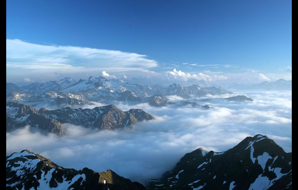 Fond d'ecran Montagne dans les nuages