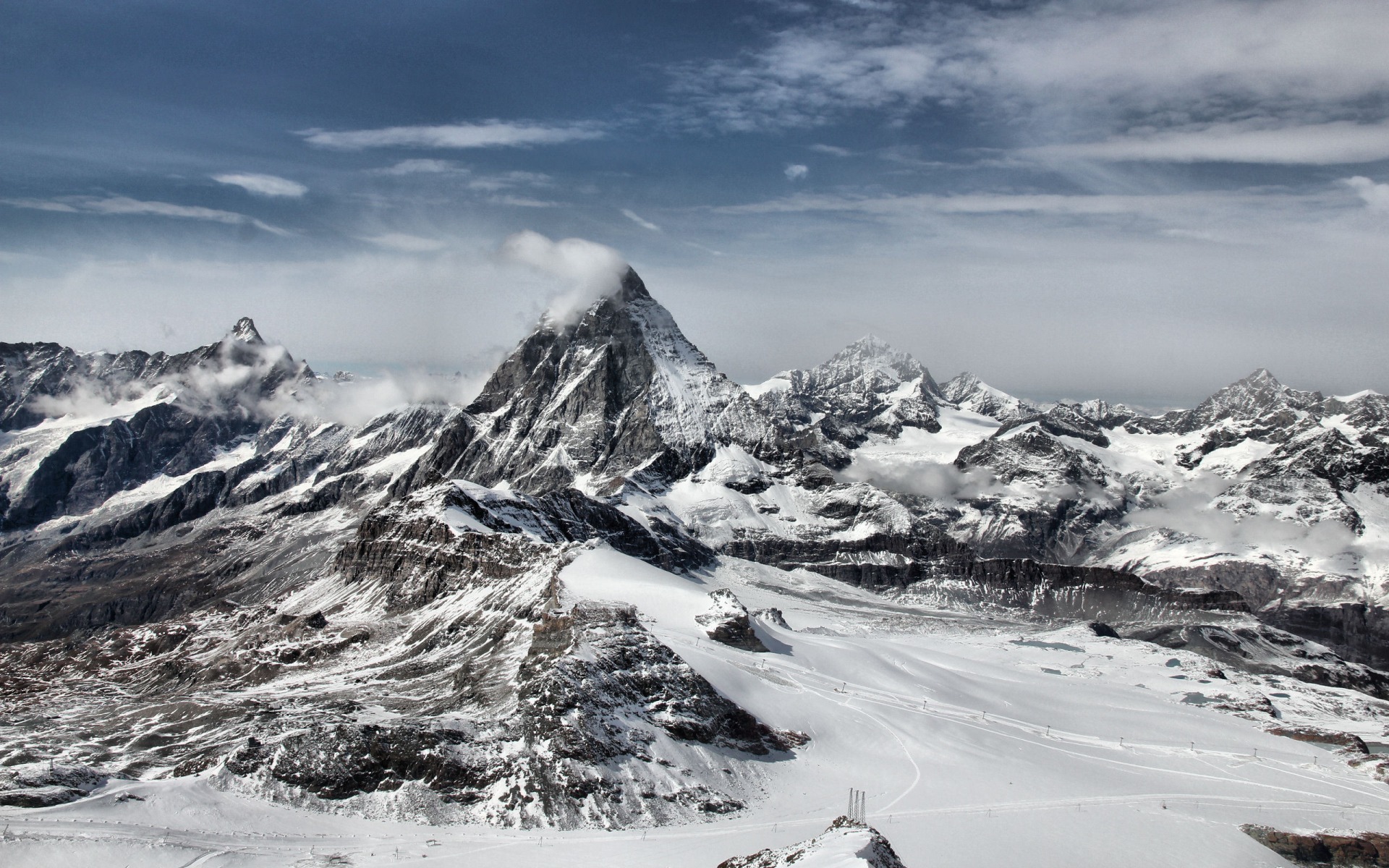 Fond d'ecran Chaine de montagne enneige