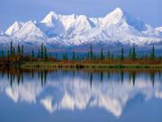 Montagne reflt dans l'eau