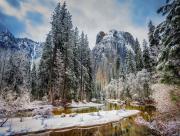 Cours d'eau  travers la neige