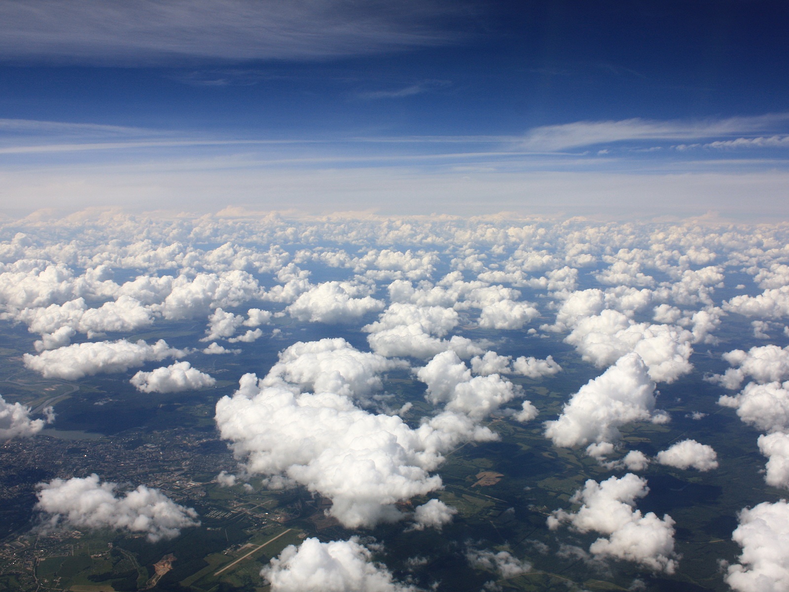 Fond d'ecran Nuages au dessus des terres