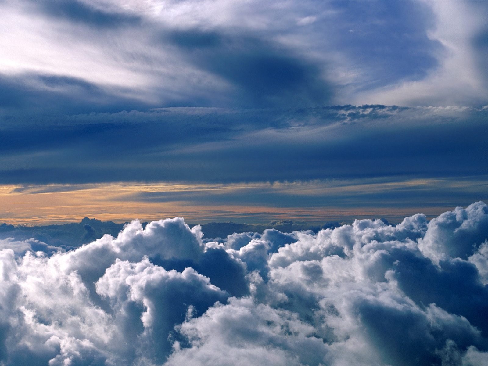 Fond d'ecran Dans les nuages