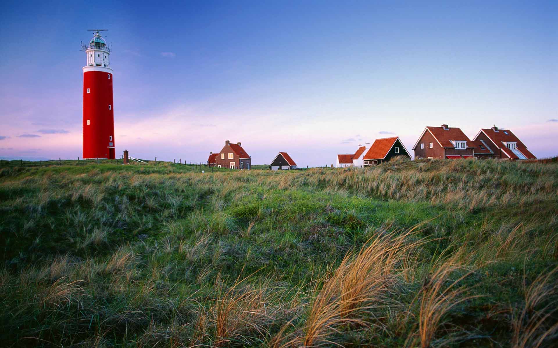 Fond d'ecran Phare et petit village de pecheurs