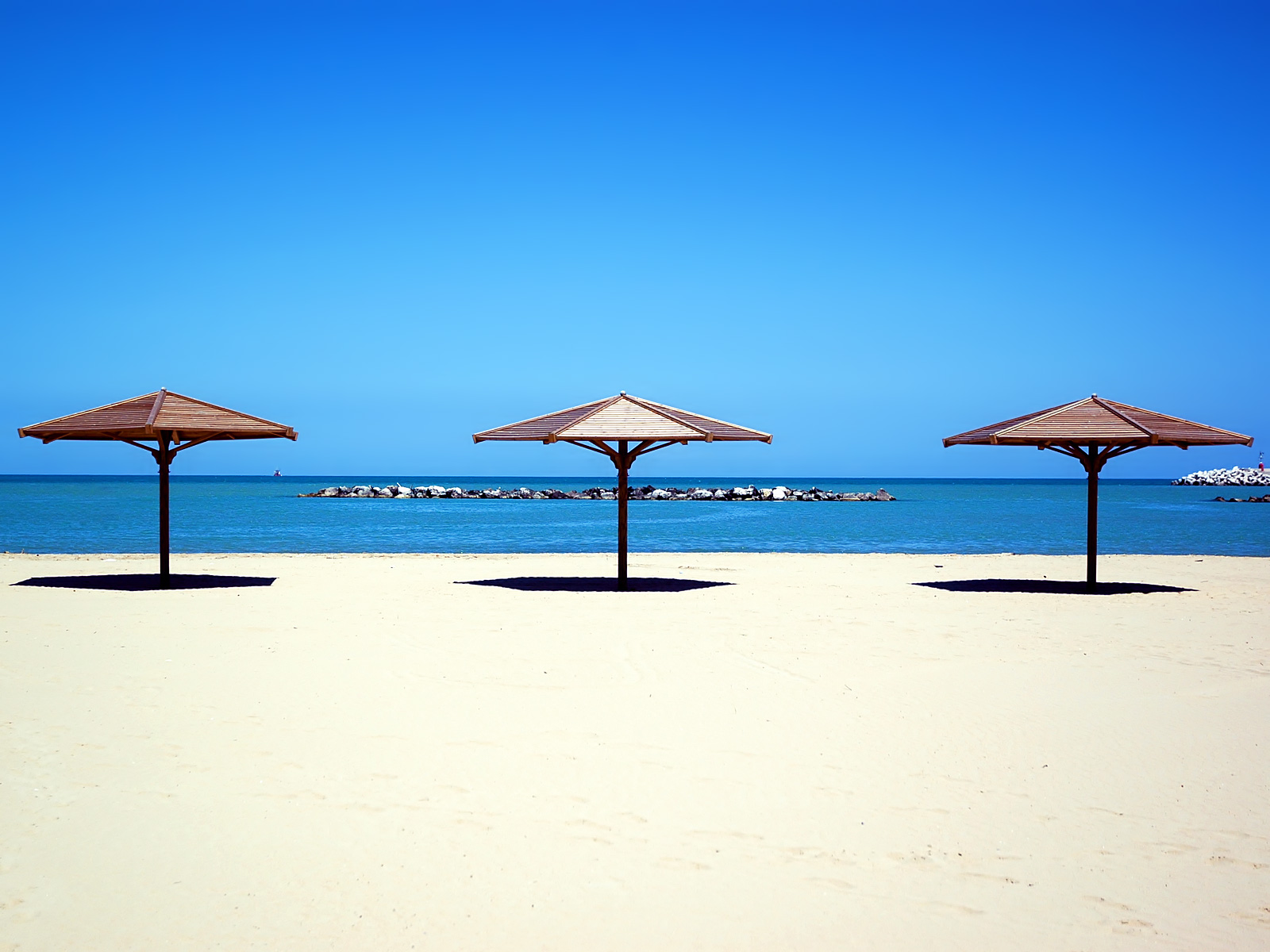 Fond d'ecran Trois parasols sur la plage